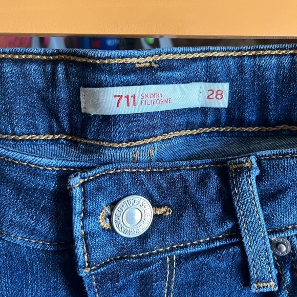 Levi’s 711 Skinny Jeans Sz 28 Distressed with Holes at Knees Classic Blue Wash - Picture 2 of 15